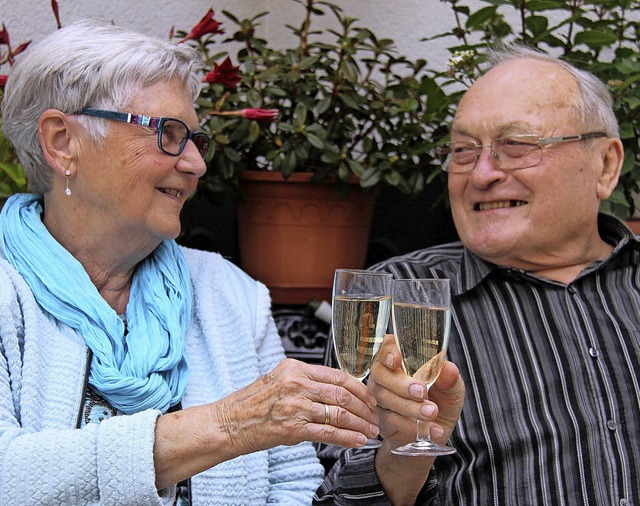 Ein Prosit auf sechs Ehejahrzehnte: Marie und Hans Zimmerlin  | Foto: horst david