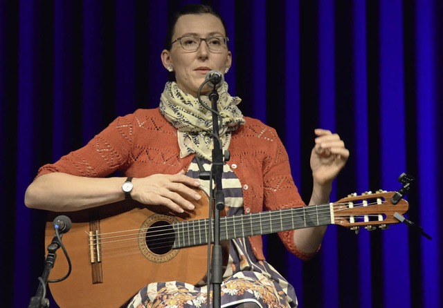 Martina Schwarzmann sorgte mit ihren Pointen fr Lacher im Publikum.   | Foto: Jonas Hirt