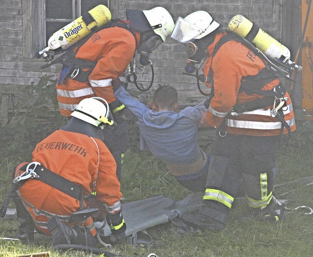 Bei der Herbstabschlussprobe der Freiw...em brennenden Heustock gerettet werden  | Foto: Karin Stckl-Steinebrunner