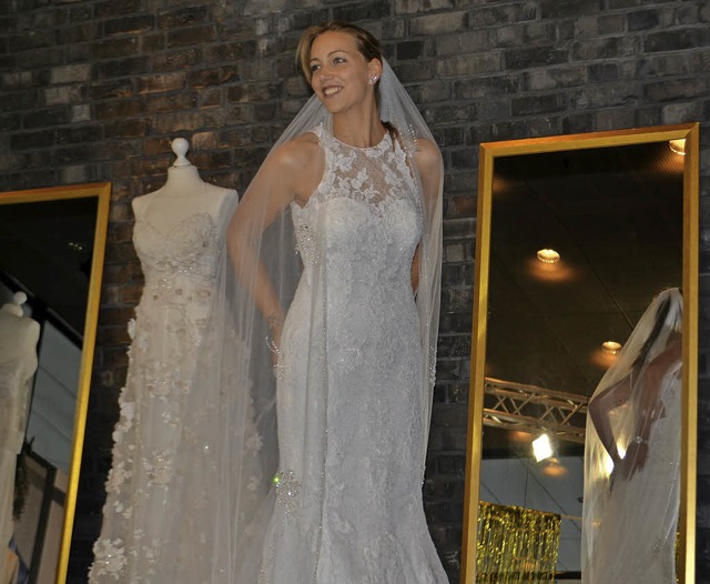 Qual der Wahl: Die knftige Braut Mari...f der Hochzeitsmesse Brautkleider an.   | Foto: Karin Reimold