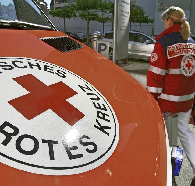 Der DRK Ortsverein blickt auf ein Jahr... Ausgaben und vielen Einstzen zurck.  | Foto: Bernd Weibrod/dpa