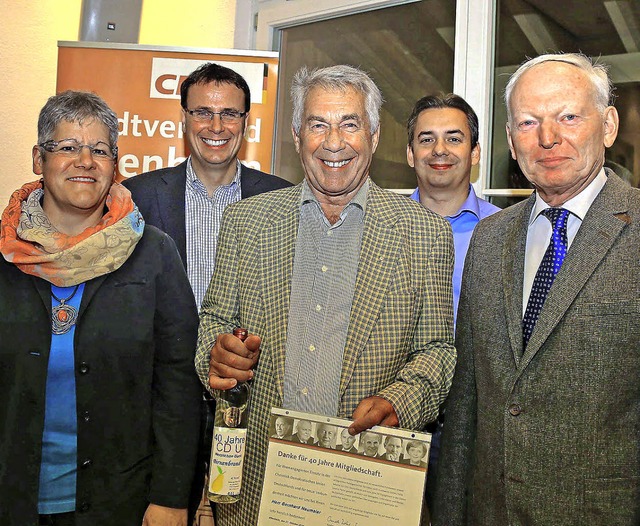 Ehrung fr Bernhard Neumaier (Mitte): ...rmeier und  Klaus Keller (von links).   | Foto: Sandra Decoux-Kone