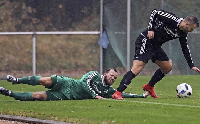 Abgehngt: Alexander Petrovic (links, Zell) und Bujar Halili   | Foto: grant Hubbs