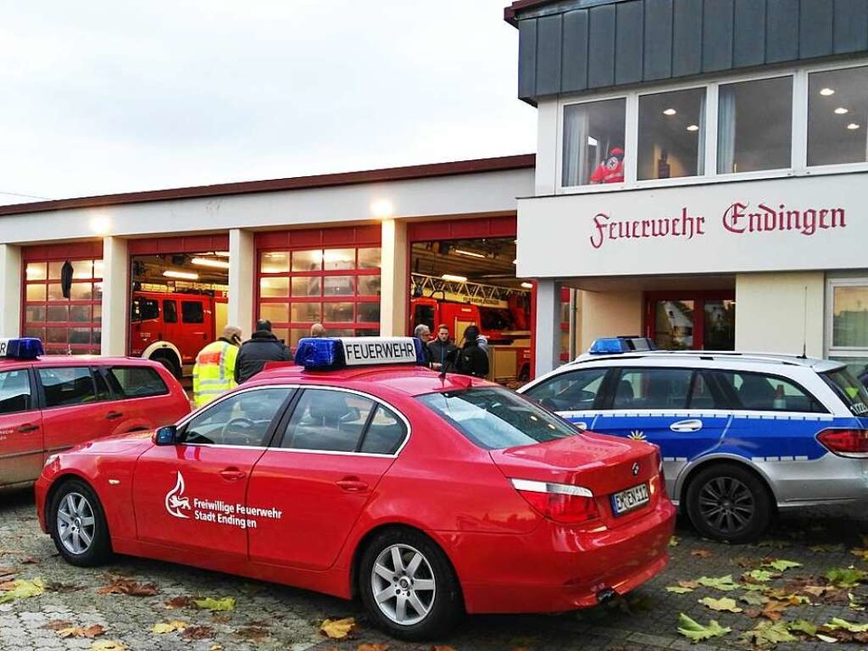 Die Einsatzkrfte vor dem Feuerwehrhaus in Endingen  | Foto: Martin Wendel