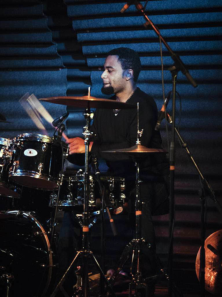 Ed Motta aus Rio de Janeiro spielte mit seiner Band im Freiburger Jazzhaus.