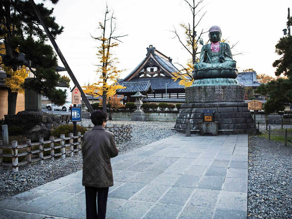 Der buddhistische Zenko-Tempel im japanischen Nagano wird für Mönche und Gläubige zum Schauplatz für morgendliche Gebete und Rituale Der buddhistische Zenko-Tempel im japanischen Nagano wird für Mönche und Gläubige zum Schauplatz für morgendliche Gebete und Rituale