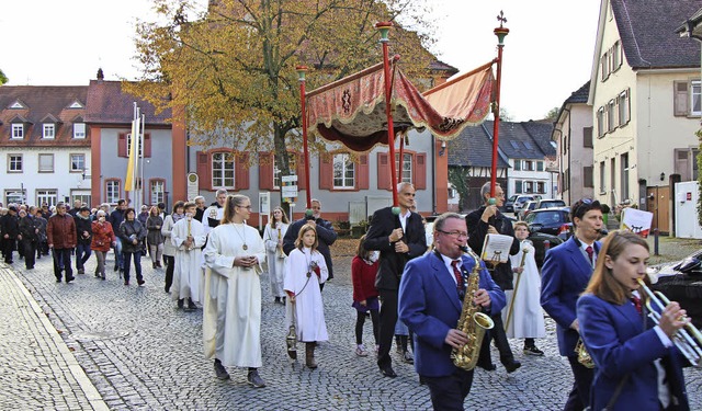 Der Musikverein fhrte die Patroziniumsprozession am Sonntag in Riegel an.   | Foto: Helmut Hassler