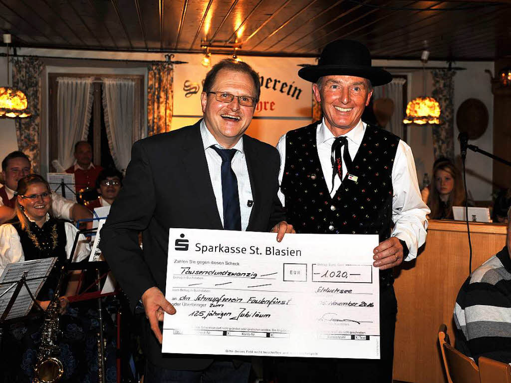 Sigurd Kohls von der Trachtentanzgruppe des Schwarzwaldvereins berreichte einen Scheck.