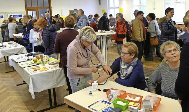 Die Besucher des Infotag Gesundheit un...2016 lieen sich den Blutdruck messen.  | Foto: Eva Korinth
