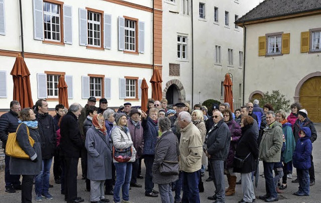 Therese Mller (Mitte) fhrte diesmal viele Besucher durch Schloss Beuggen.  | Foto: Horatio Gollin
