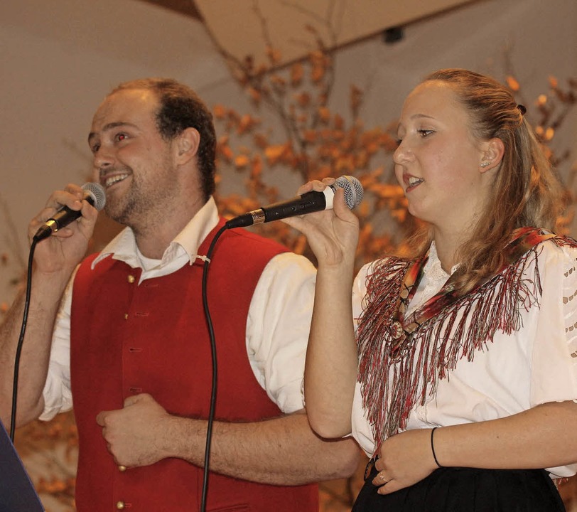 Simon Hug und Julia Gutmann singen vom &#8222;Zigeunerkind&#8220;.  | Foto: Frowalt Janzer