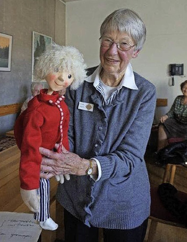 Barbara Focke hatte bei ihrem Vortrag selbstgefertigte Puppen dabei.  | Foto: Anne Freyer