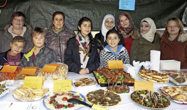 Reiche Auswahl: Am Stand des Helferkre...fte syrische Spezialitten verkauft.    | Foto: URSULA Freudig