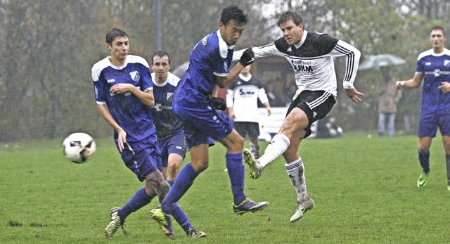 Heftige Abfuhr im strmenden Regen: Au...anyawit Wongsahan gewann klar mit 6:2.  | Foto: Michael Neubert