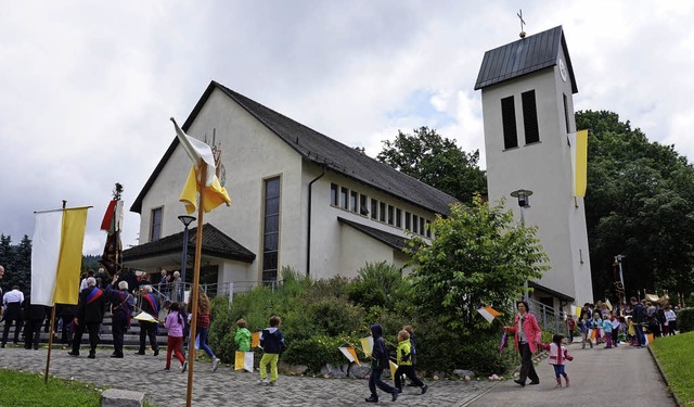 Festlich geschmckt war die Kirche in Au aus Anlass des Jubilums.   | Foto: Julius Steckmeister
