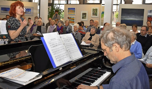 Tanja Averkovych singt  in Gundelfinge...leitet  von Martin Maurer am Klavier.   | Foto: A. Steinhart