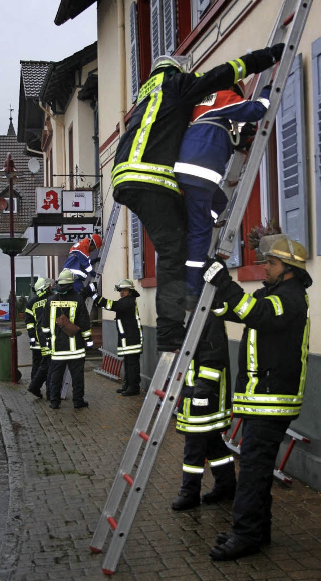 Mit Leitern konnten gefhrdete Personen sicher aus dem Haus geholt werden.   | Foto: ralph lacher