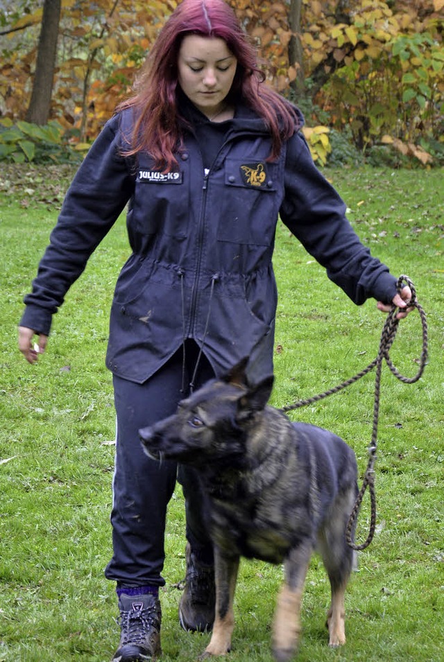 Eine Hundehalterin bei der Schulung ihres Hundes    | Foto: Georg Diehl