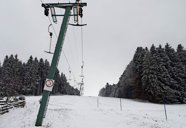 Die Liftanlagen von Herrischried zeigt... zum Montag  erstmals im Winterkleid.   | Foto: Wolfgang Adam