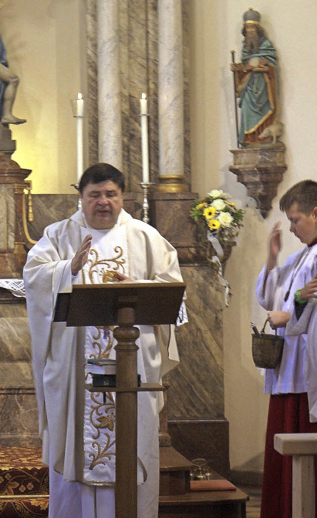 Pfarrer Klaus Fitz zelebrierte in der ...tzel den Gottesdienst zum Patrozinium.  | Foto:  Probst