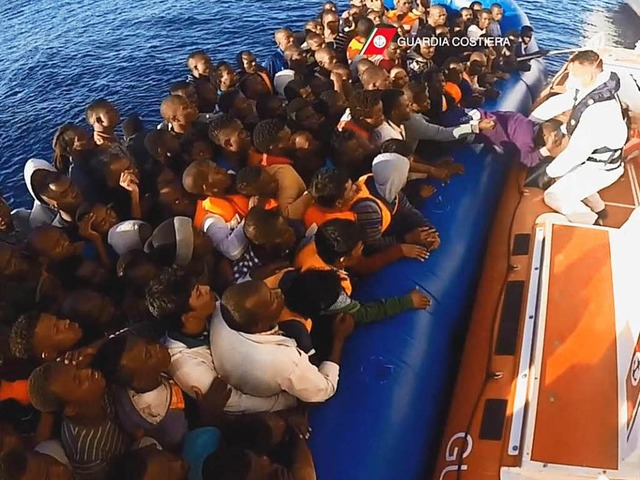 Ungeordnete Migration: Flchtlinge wer...ache auf dem Mittelmeer aufgegriffen.   | Foto: dpa
