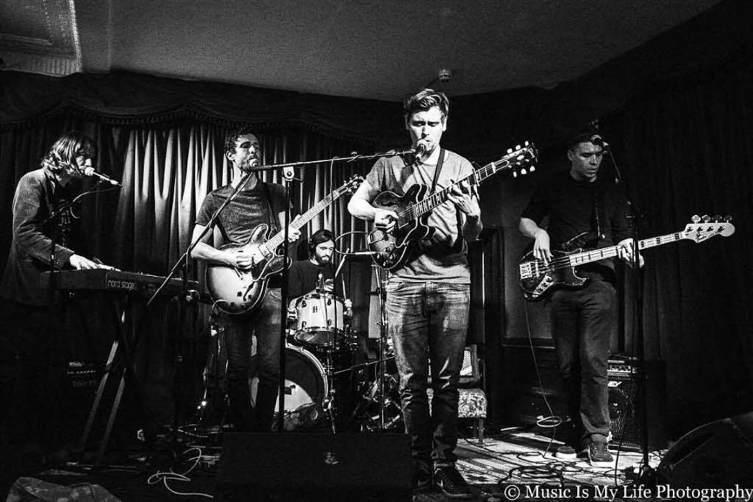 Sie sind keine Folk-Band mehr und auch...n elektronisch. Irgendwo zwischendrin.  | Foto: Promo