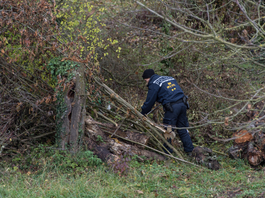 Die Polizei durchkmmt vor allem das Gebiet, das sich in der Nhe der bevorzugten Joggingstrecke von Carolin Gruber befindet