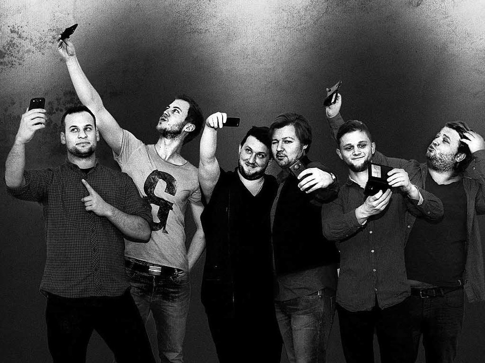 Die A Cappella Gruppe Nackt beim Selfies machen.  | Foto: Stefan Düsseldorf