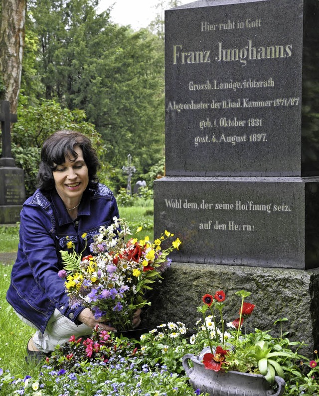 Carmen Dapp sorgt mit Blumen fr einen...pfer am Grabmal aus poliertem Basalt.   | Foto: Martin