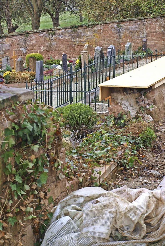 Die Friedhofsmauer aus Sandstein zerfllt zusehends   | Foto: P. Schleer