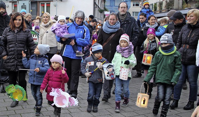 Ein Laternenumzug bildete den Abschlus...zahlreiche Besucher in den Ort lockte.  | Foto: Anja Bertsch