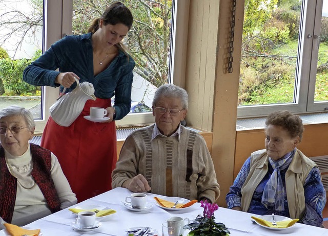 Mit einer gemtlichen Kaffeetafel bega... Gemeinde in der Holzhauser Festhalle.  | Foto: claudia bachmann-goronzy