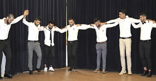 Junge Syrer zeigten den traditionsreic...trag im Geschwister-Scholl-Gymnasium.   | Foto: Fotos: Karin Heiss