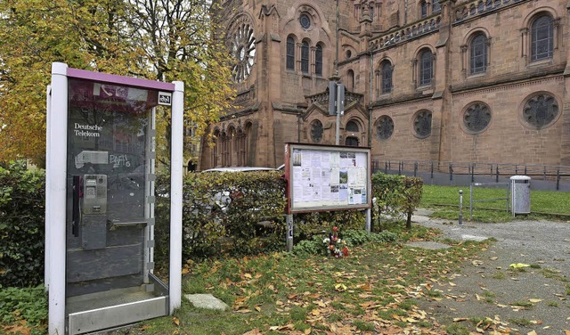 Blumen und Kerzen erinnern an den 51-J...ohanneskirche angegriffen worden war.   | Foto: Thomas Kunz