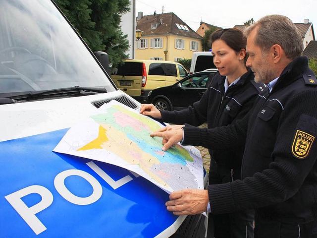 Systematisch sucht die Polizei rund um...or einer Karte der Endinger Gemarkung.  | Foto: Martin Wendel