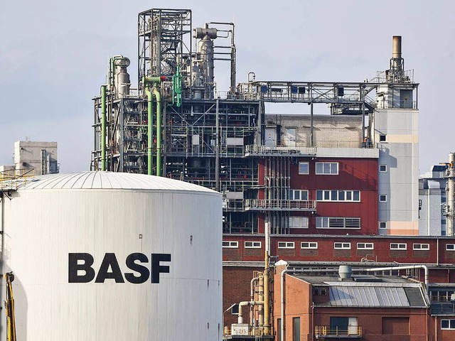 33000 Menschen arbeiten bei der BASF i...: Stadt und Werk sind eng verflochten.  | Foto: DPA