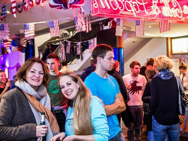 Bier, Popcorn und eine lange Wahlnacht. Die Gste bewiesen Durchhaltevermgen.  | Foto: Julia Klaus