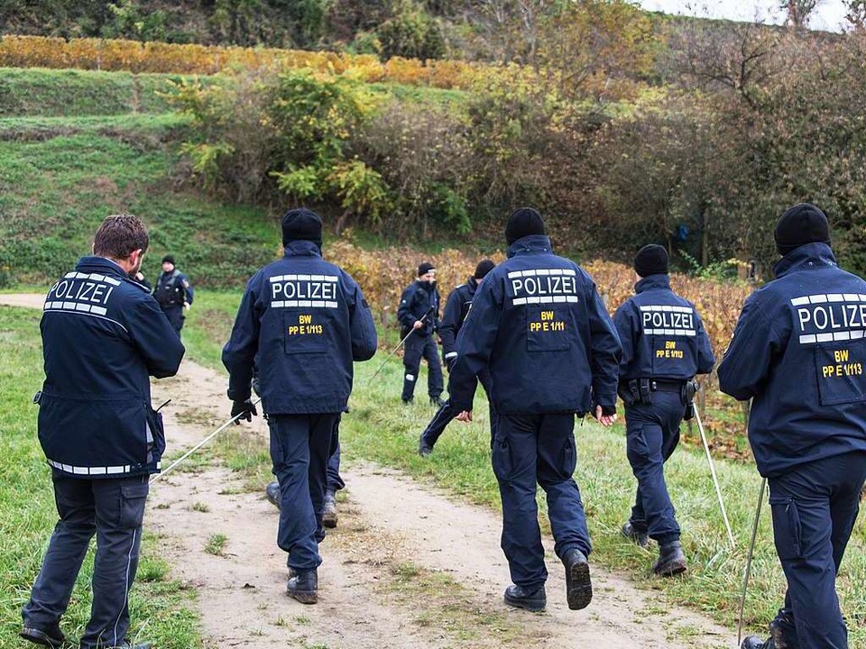 Polizisten suchen bei Endingen in den ... Verbrechen wird nicht ausgeschlossen.  | Foto: dpa