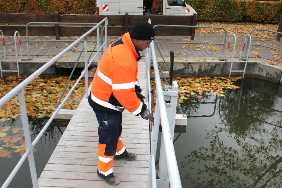 Ein Mitarbeiter vom Wasserwerk der Stadt Endingen öffnet den Schieber zum Ablassen des Wassers aus dem Erleweiher (Foto: Hans-Peter Ziesmer) Ein Mitarbeiter vom Wasserwerk der Stadt Endingen öffnet den Schieber zum Ablassen des Wassers aus dem Erleweiher (Foto: Hans-Peter Ziesmer)