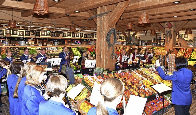 In der Obst- und Gemseabteilung des n...r spielte das Malterdinger Orchester.   | Foto: Dieter Erggelet