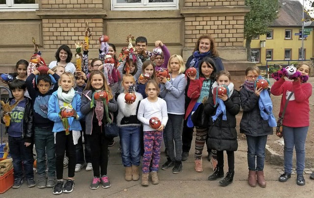 Stolz prsentieren die kreativen Kinder ihre Werke.  | Foto: Stadt Kenzingen