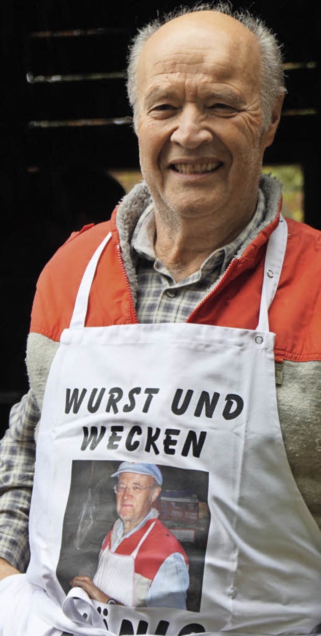 Manfred Lffler versorgte 25 Jahre lan...zunftmitglieder mit gegrillter Wurst.   | Foto: Dorer