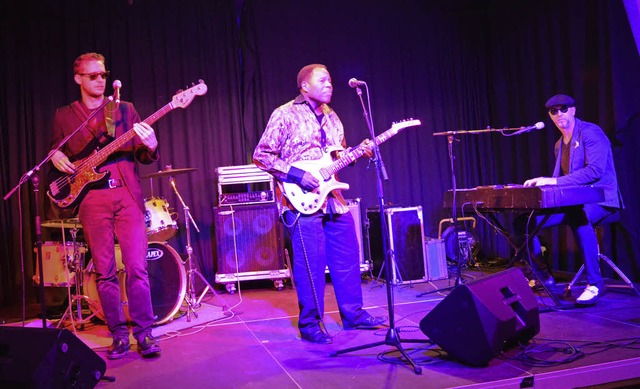 Tee Dee Young (Mitte) und die Henry Ca...d groovten bei der Weiler Bluesnacht.   | Foto: Adrian Steineck