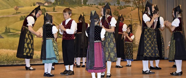 Die Todtnauberger Kindertrachtengruppe...inks  Tanzleiterin Natascha Schneider.  | Foto: Ulrike Jger