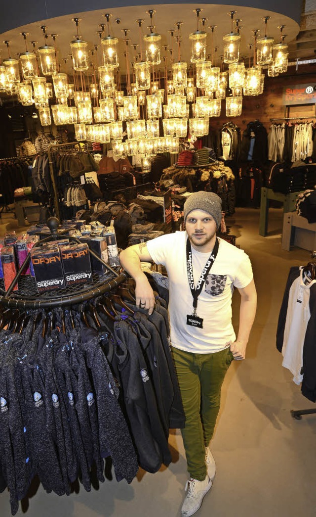 Filialleiter Yannick Pulles im  neuen Superdry-Store   | Foto: Ingo Schneider