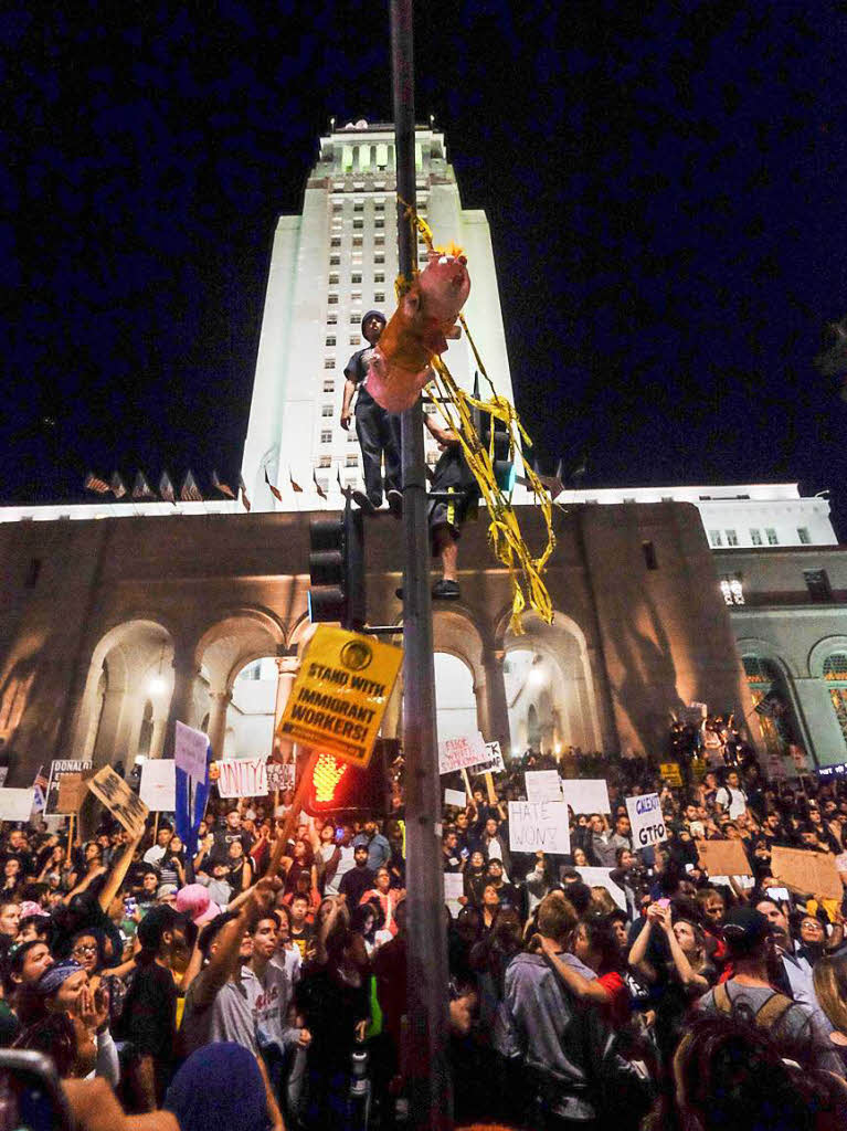 Tausende Demonstranten in Los Angeles blockieren Straen und versammeln sich vor dem Rathaus. Die meisten Protestaktionen gegen Trump bleiben friedlich, es gibt aber auch Gewaltausbrche.