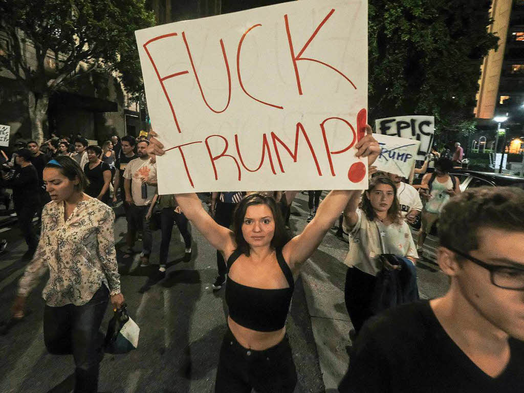 Tausende Demonstranten in Los Angeles blockieren Straen und versammeln sich vor dem Rathaus. Die meisten Protestaktionen gegen Trump bleiben friedlich, es gibt aber auch Gewaltausbrche.
