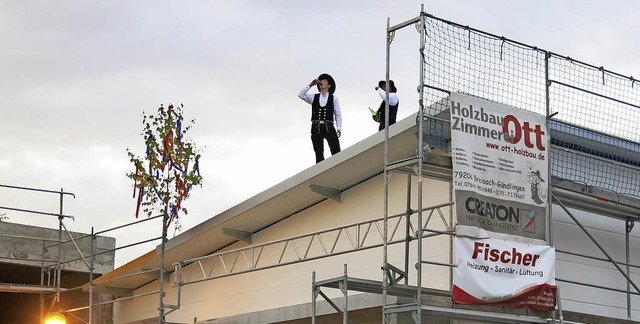 Die Zimmerleute stieen mit Wein und d...s will das Unternehmen hier einziehen.  | Foto: cla