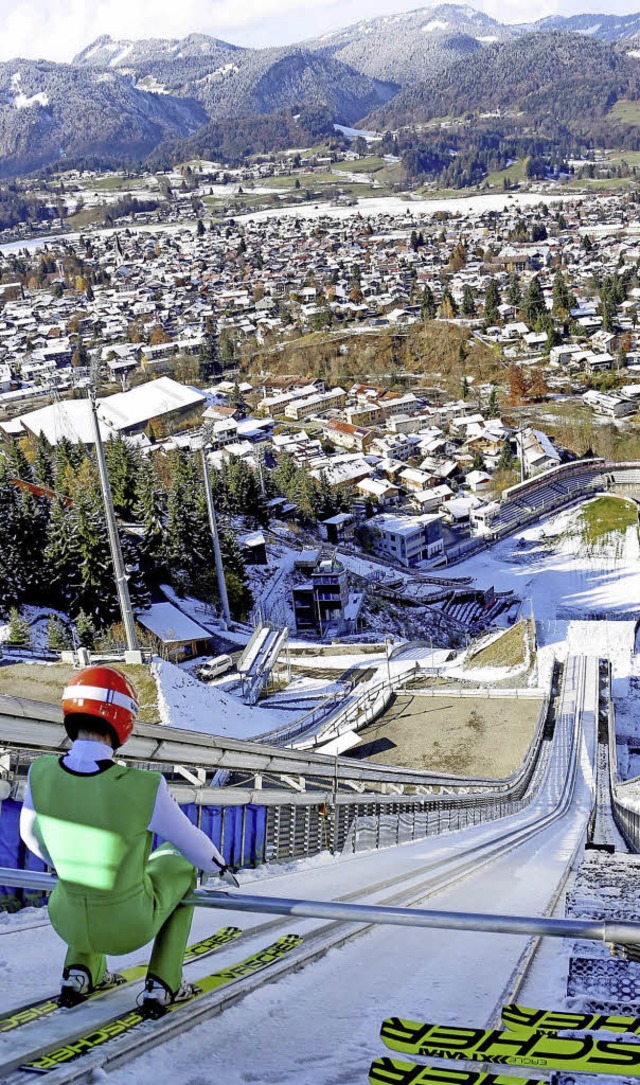 Hoch ber den Dchern von Oberstdorf: ...er Anlaufspur der Schattenbergschanze   | Foto: weidhaas