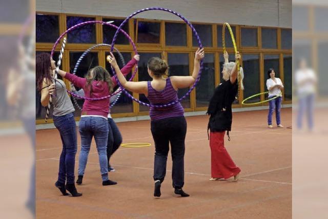 Karin Semlitsch bietet in ZfP-Sporthalle kostenlosen Treff fr Hula-Hoop-Freunde an